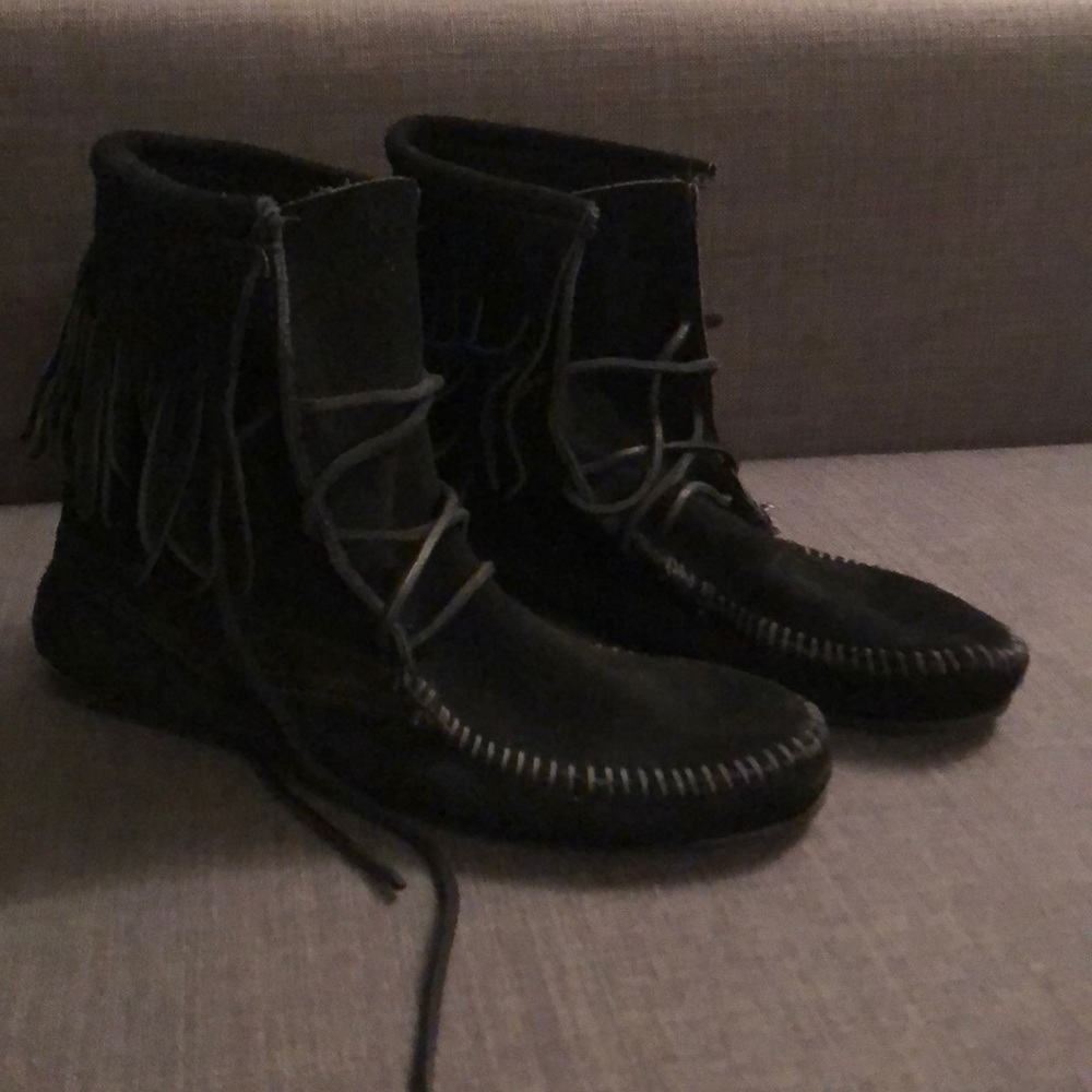Minnetonka Moccasin Boots in Blck Suede and Fringe